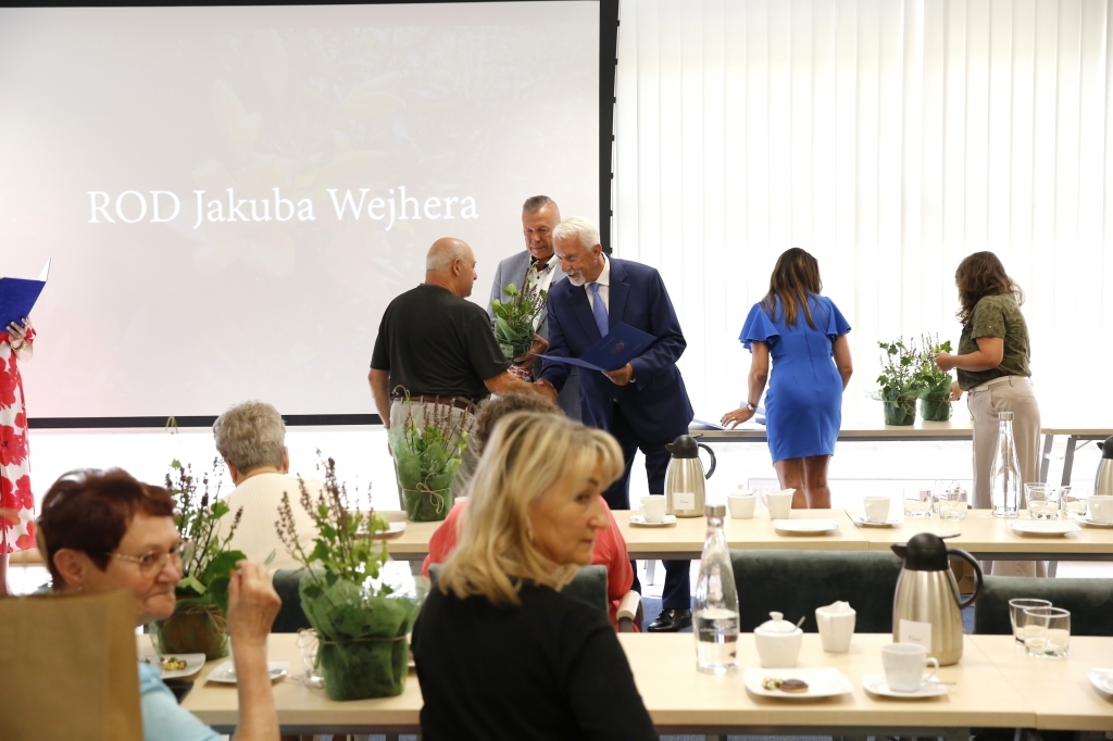 Prezes Romuald Pawlak podczas wręczania nagród w konkursie miejskim